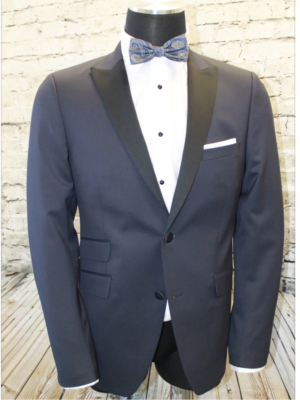Men’s Contemporary Italian Wool Suit